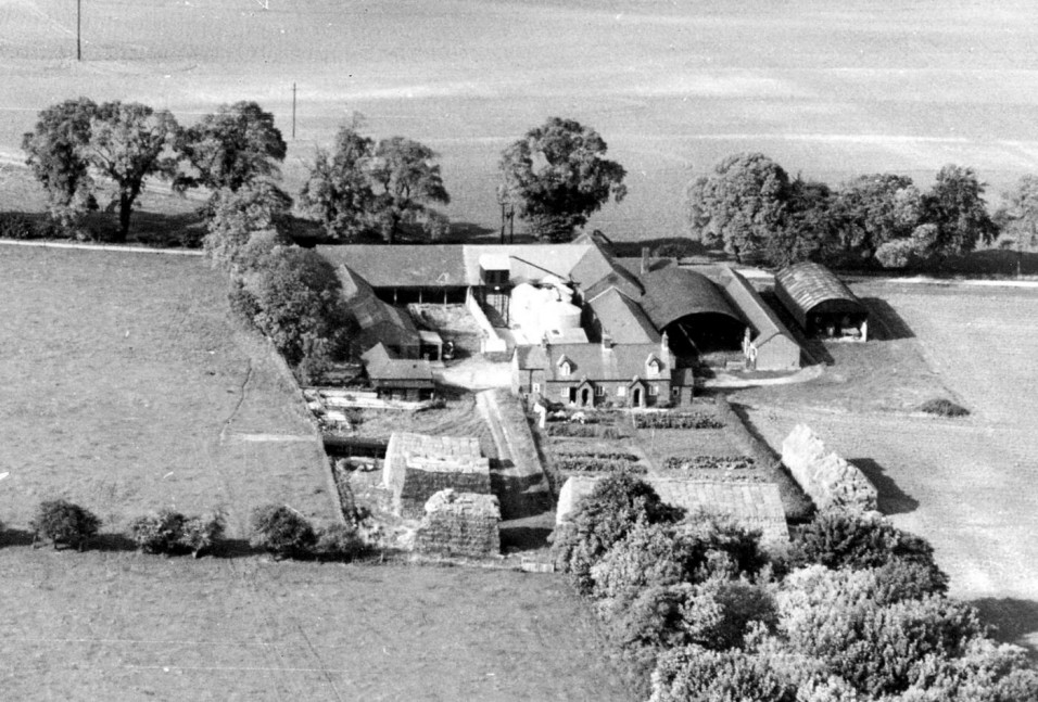 Highdown House was built on high ground by Thomas Docwra in 1612. Its adjacent farmyard, seen here, replaced the one attached to Middle Farm in Docklands, when it was burnt down in the 1860s. Highdown ,Walnut Tree and Middle Farm were owned by Radcliffe lord of manor who owned 50% of land in the parish. After his death it passed to the Priory Estates in Hitchin. The Estate in Pirton was sold in lots in 1975, land went to Parish Brothers of Higham Gobion and houses sold separately. 