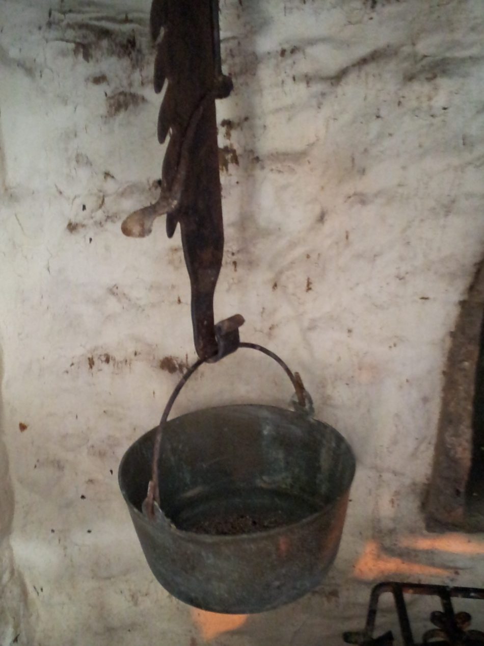 A hanging cooking pot used for heating water, boiling clothes and brewing.
