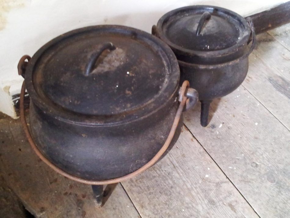 Iron cooking pot with feet.
